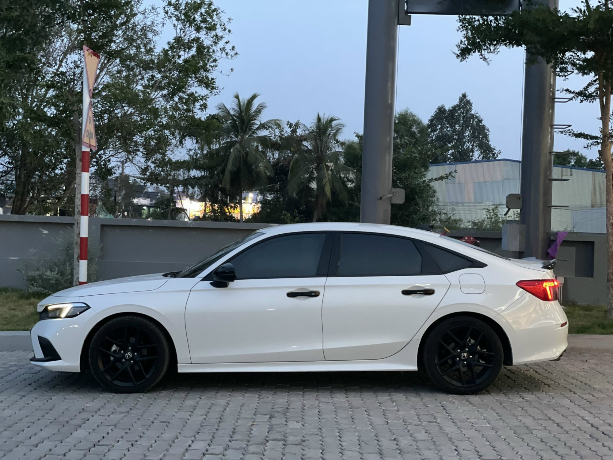 ĐÃ BÁN - USED CAR - HONDA CIVIC RS TRẮNG - 41.300km